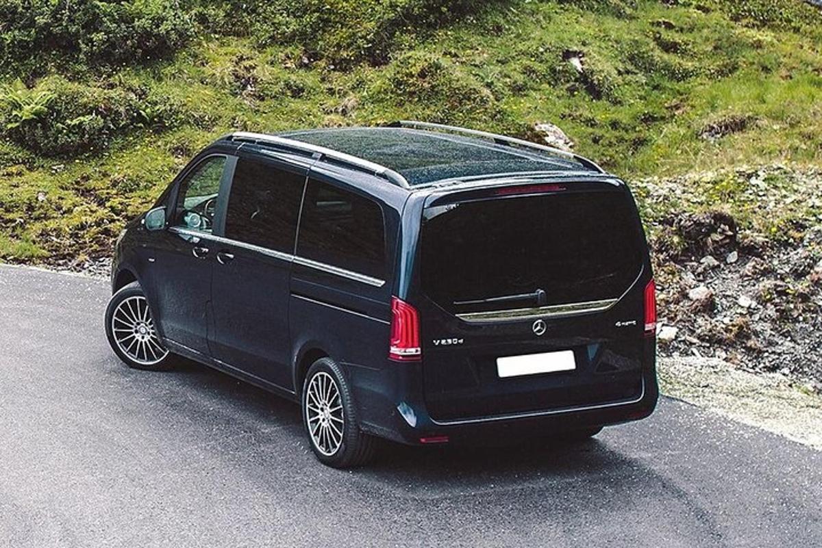 un SUV nero parcheggiato sul ciglio della strada