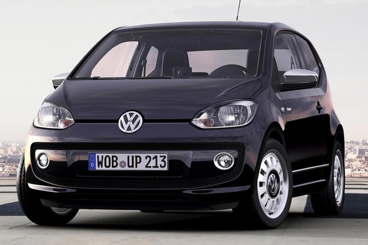 un cotxe Volkswagen gris aparcat en un aparcament