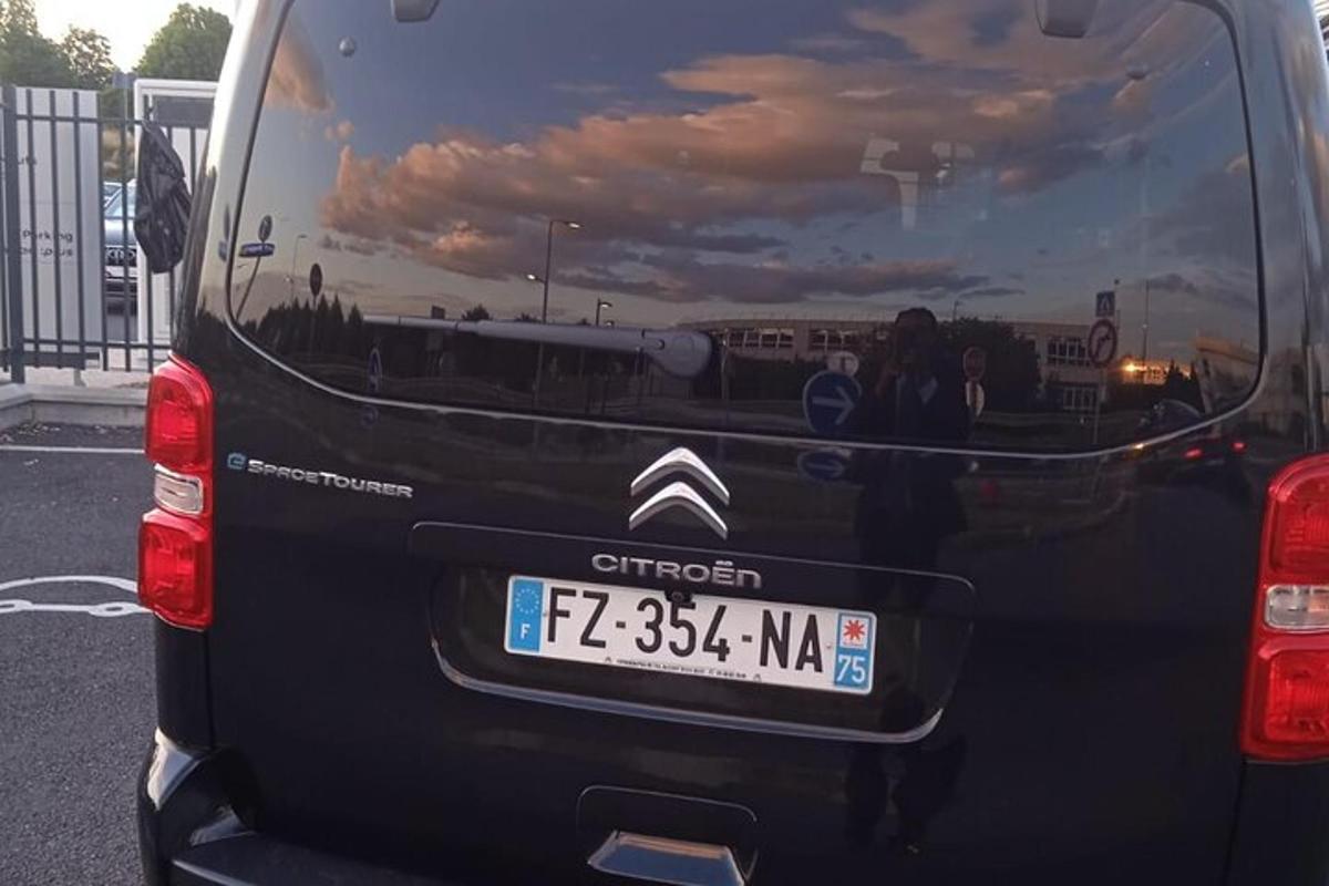 černá dodávka s poznávací značkou na zadní straně