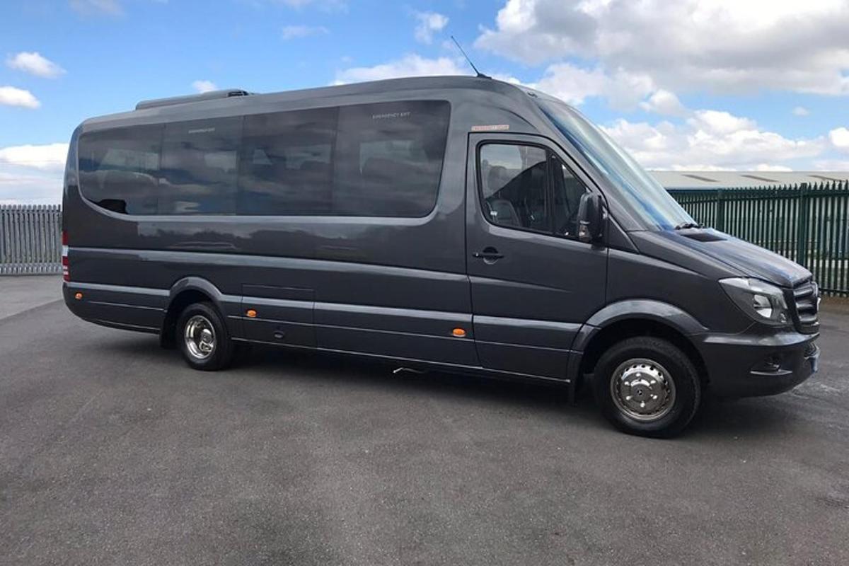 črn kombi parkiran na parkirišču
