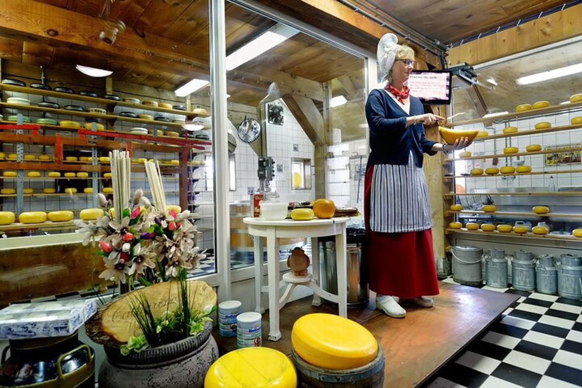 žena stojící v kuchyni a držící banán