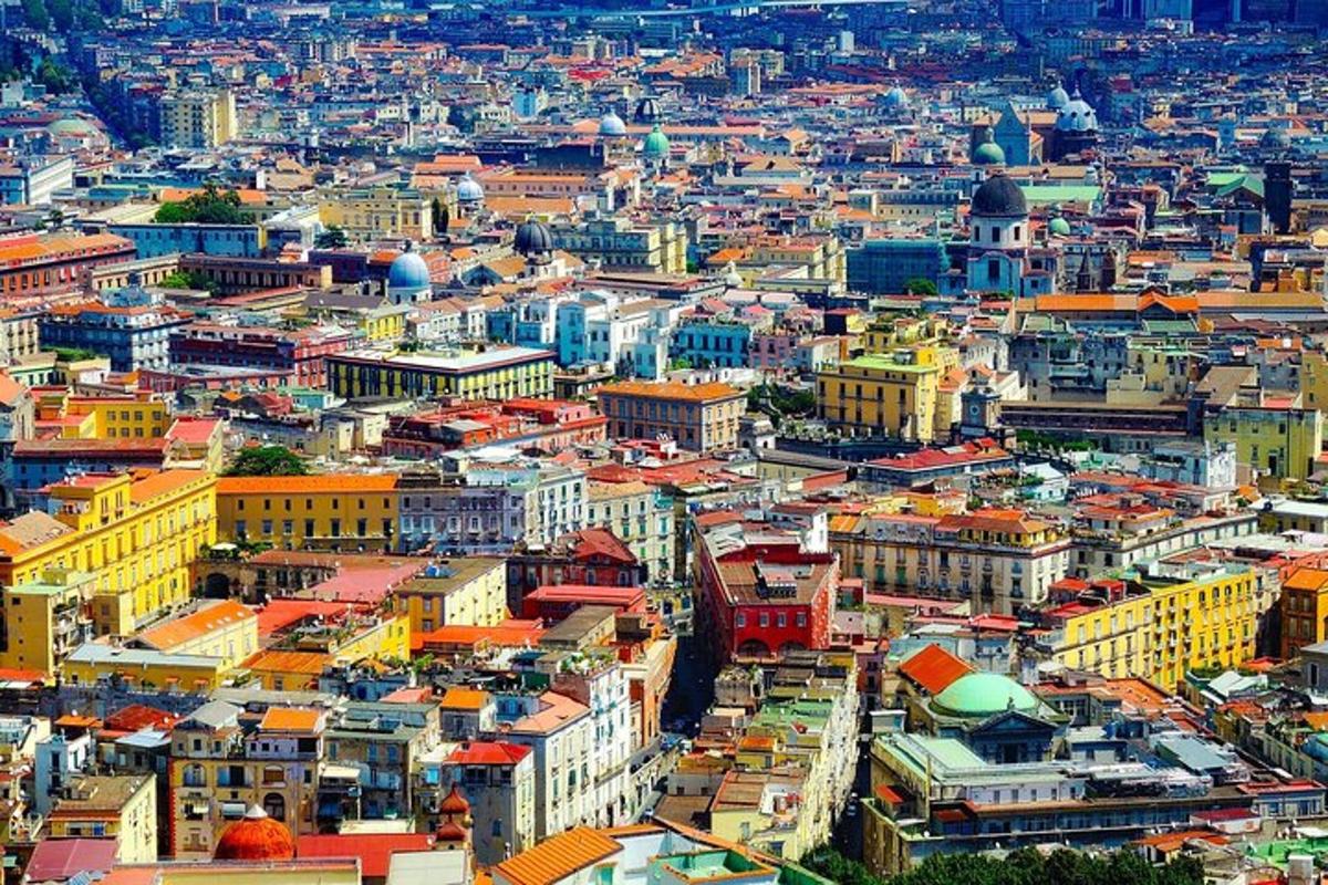 uma vista aérea de uma cidade com edifícios