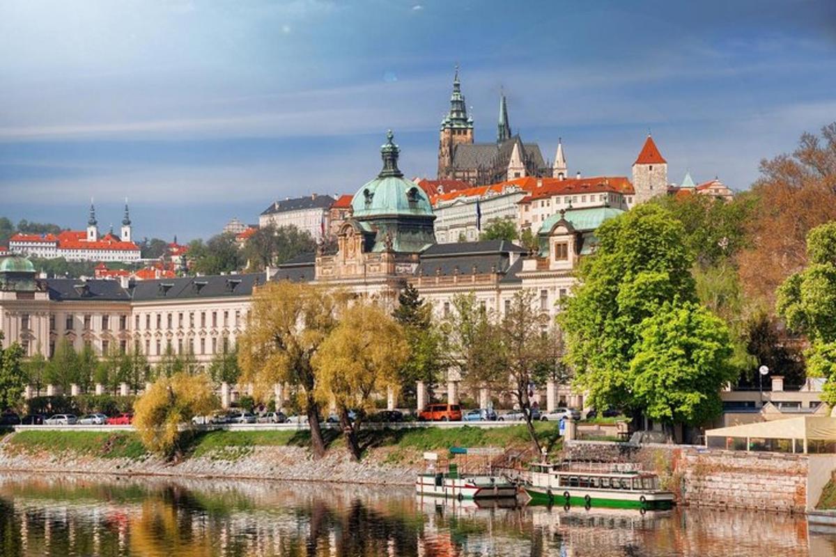 velika stavba ob reki s čolni v njej