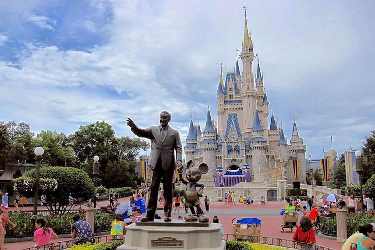 une statue d'un homme devant un château