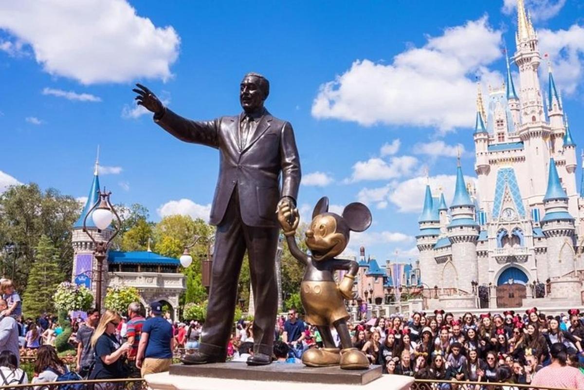 socha muže před Walt Disney Worldem