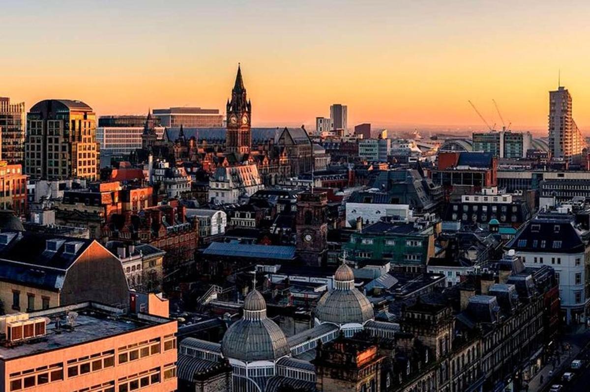una vista aerea di una città al tramonto