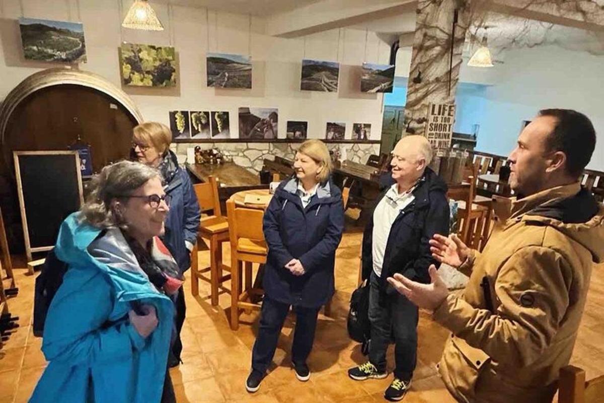 skupina lidí stojících v místnosti