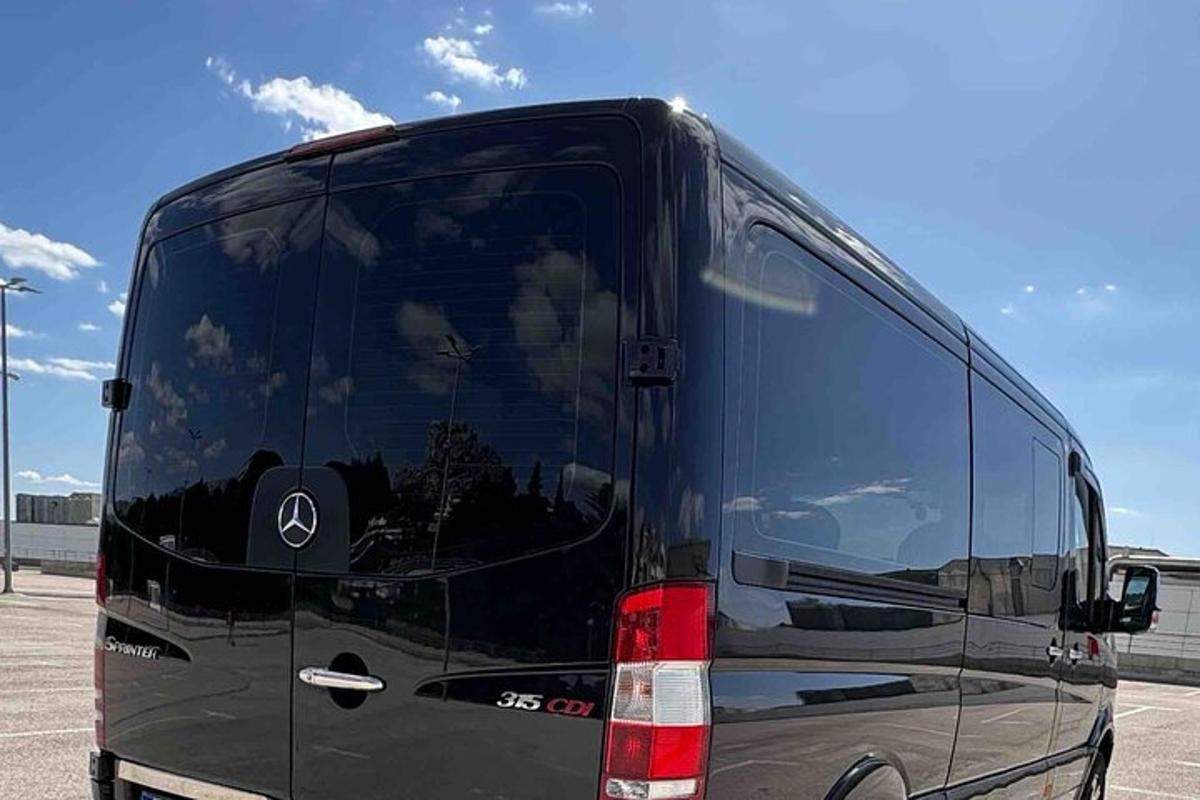 Černý autobus stojí na parkovišti