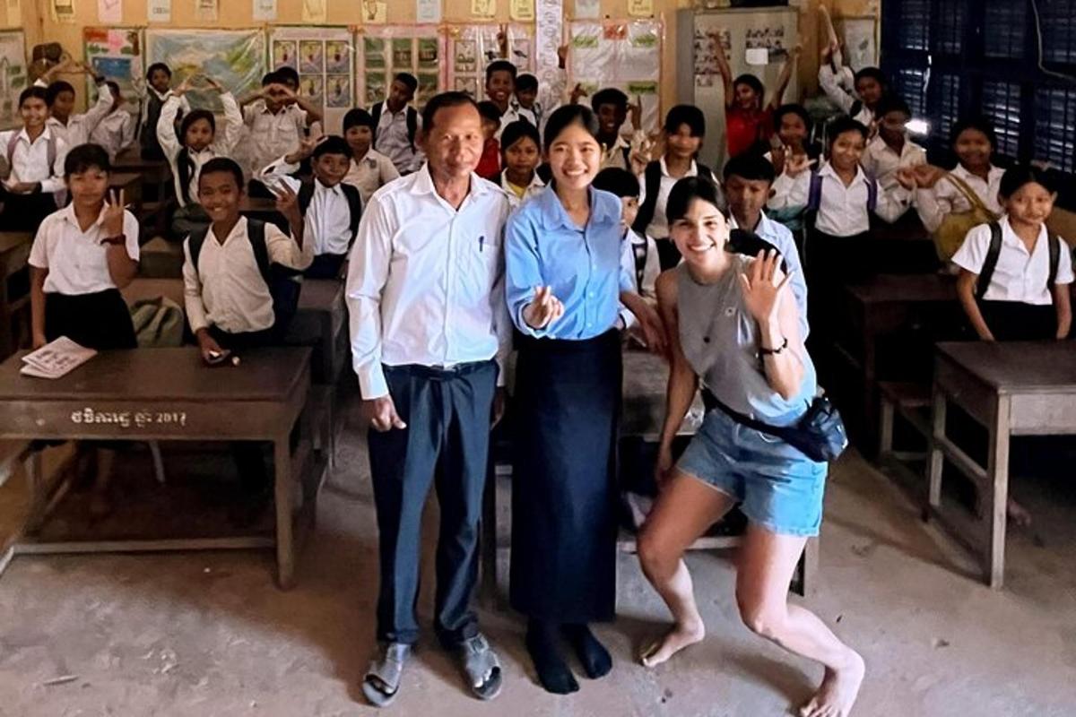 um grupo de pessoas em pé em frente a uma sala de aula