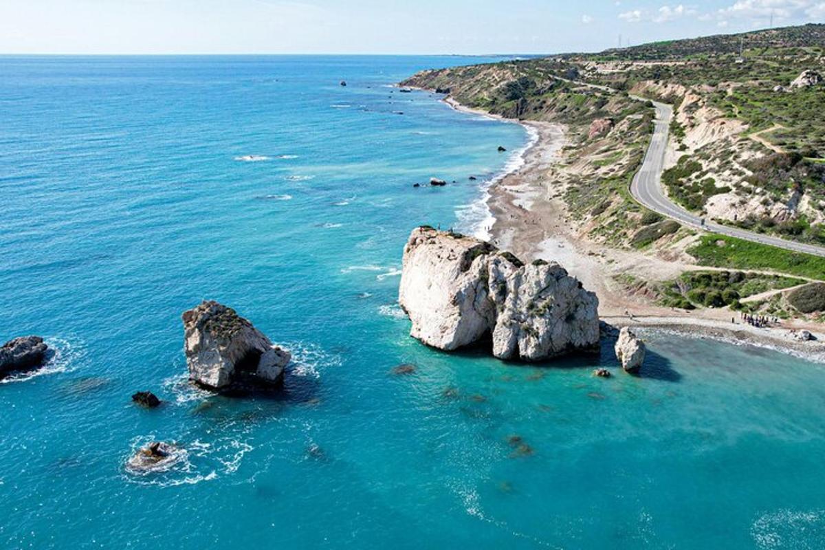 pemandangan udara pantai dengan batu di dalam air