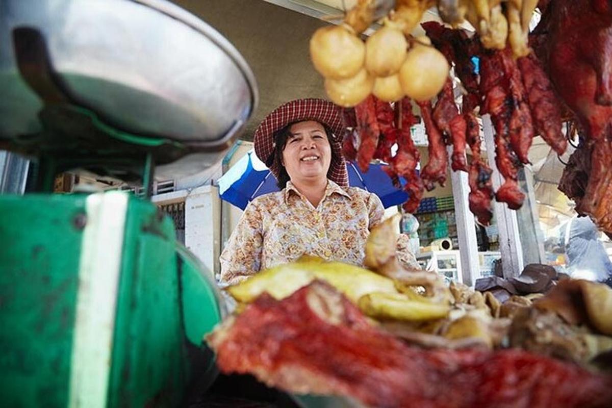 una dona està dreta en un mercat venent menjar
