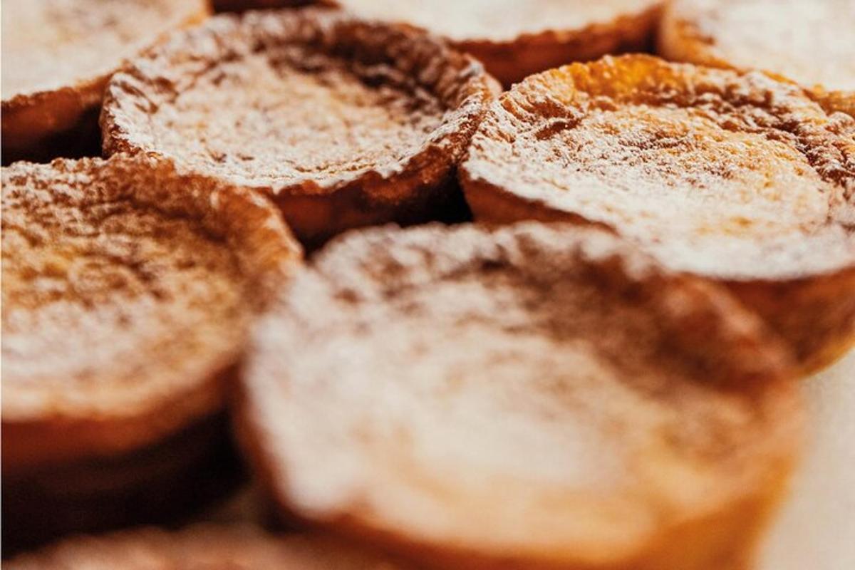 hrúga af brauði með flórsykri ofan á