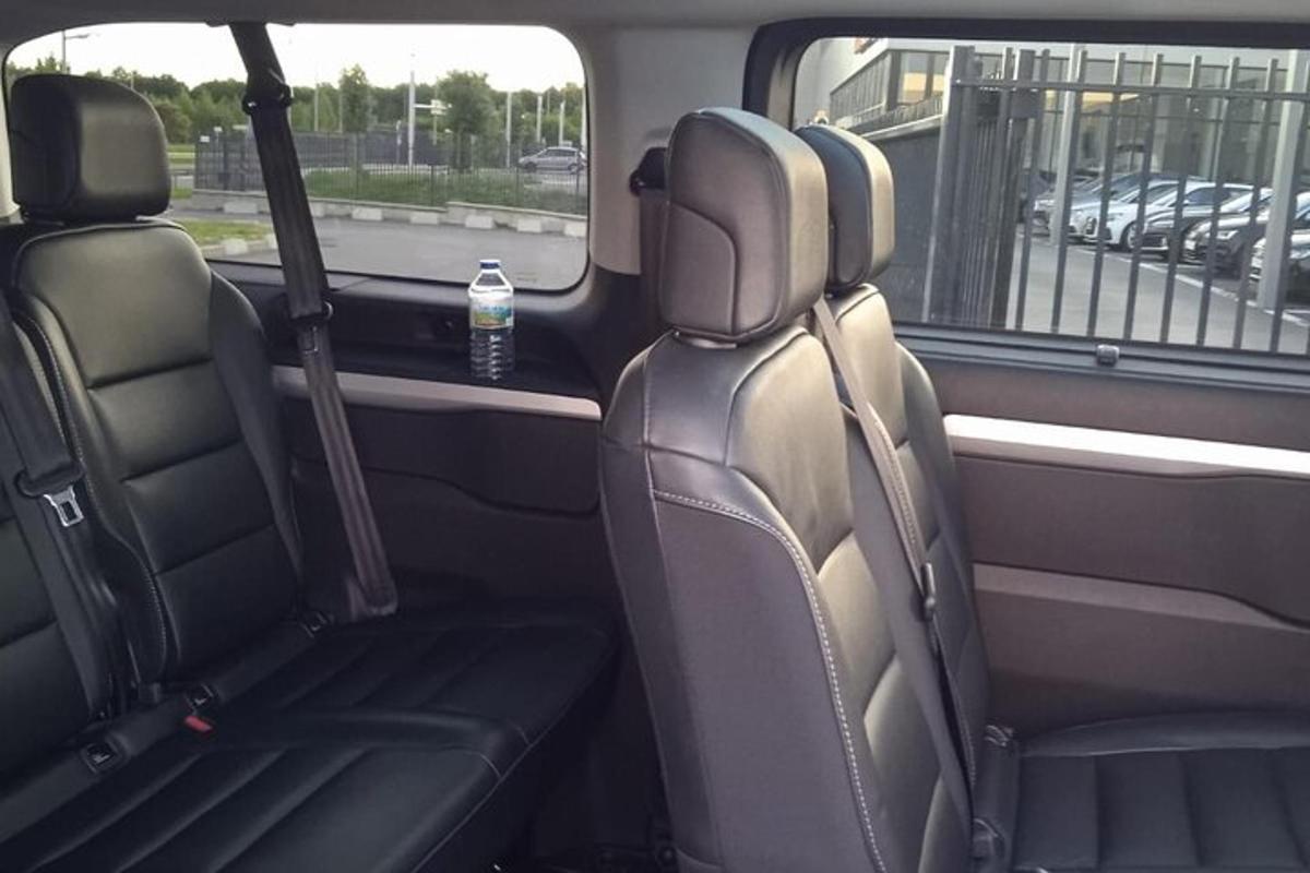 Un asiento trasero de un coche con una botella de agua.