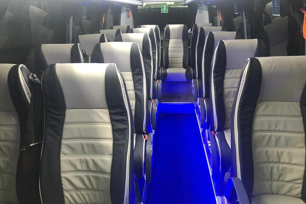 una fila de asientos vacíos en un avión