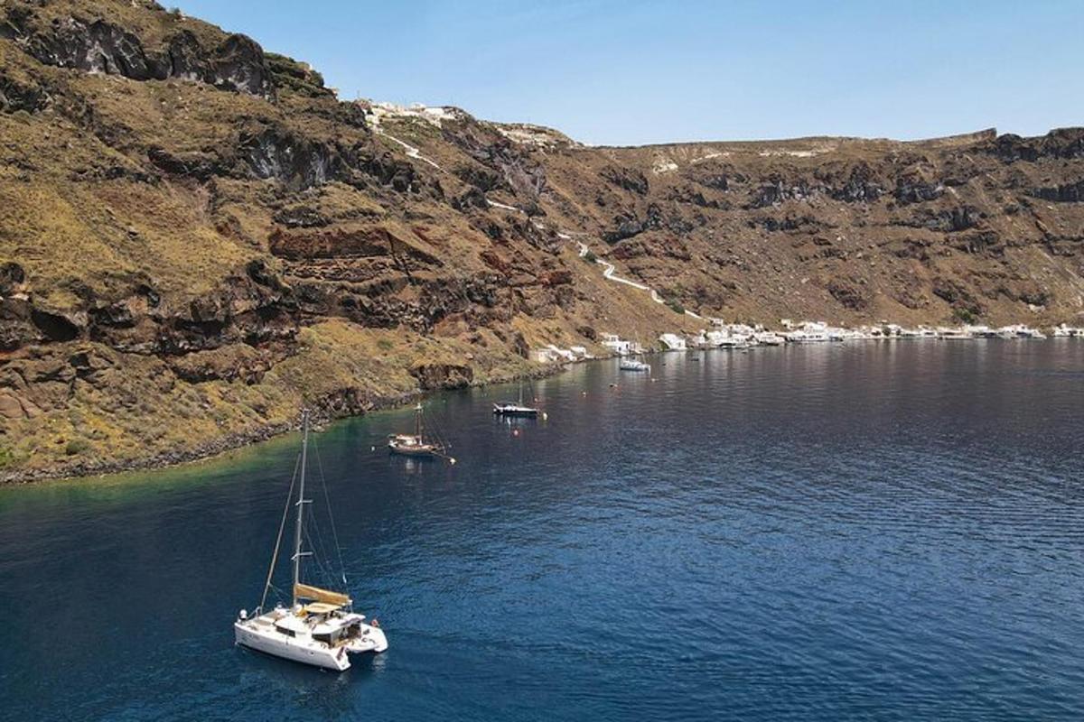 bátur í vatni við fjall