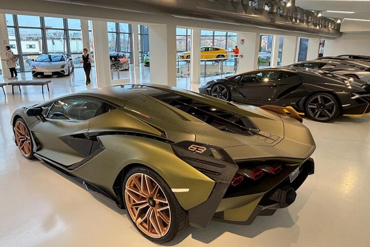 Dvě lamborghini zaparkované v budově a lidé se na ně dívali
