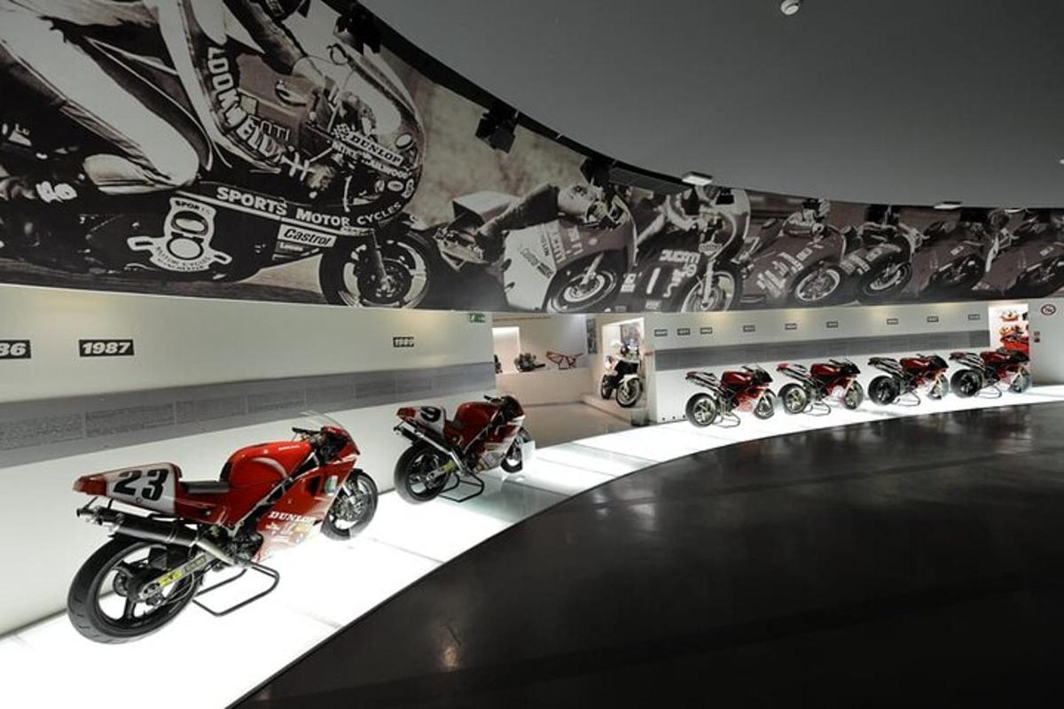 řada motocyklů vystavených v showroomu