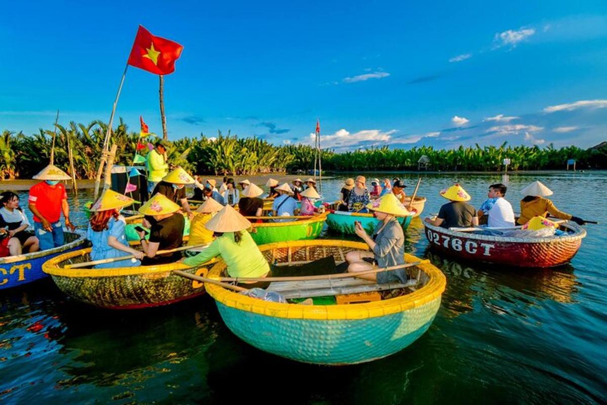 um grupo de pessoas em pequenos barcos na água