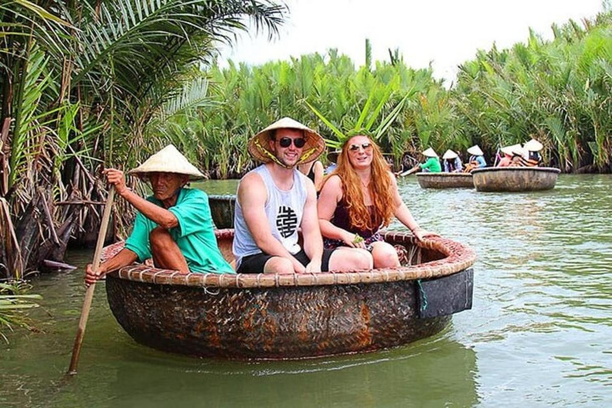 três pessoas sentadas em um barco na água