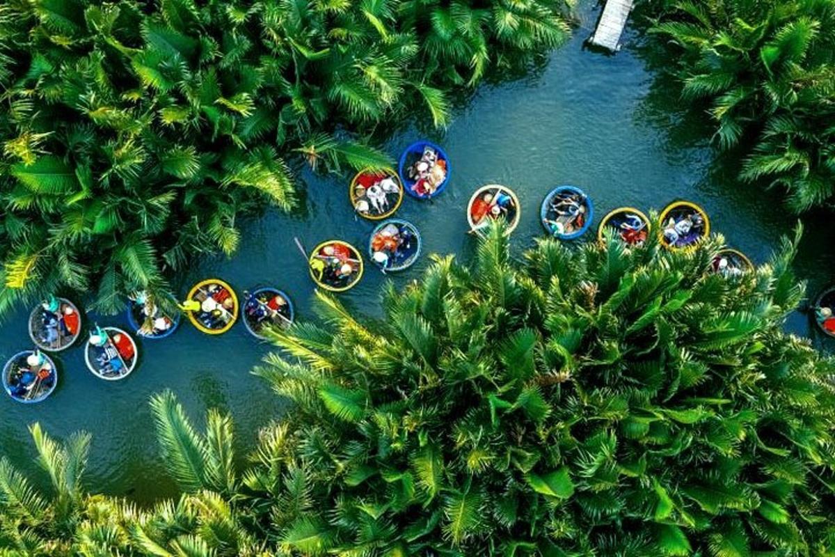 uma vista aérea de um grupo de barcos na água