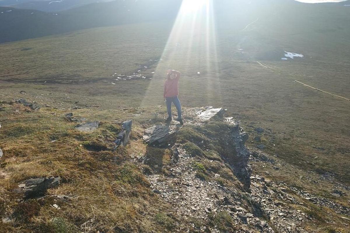 una persona in piedi sulla cima di una montagna