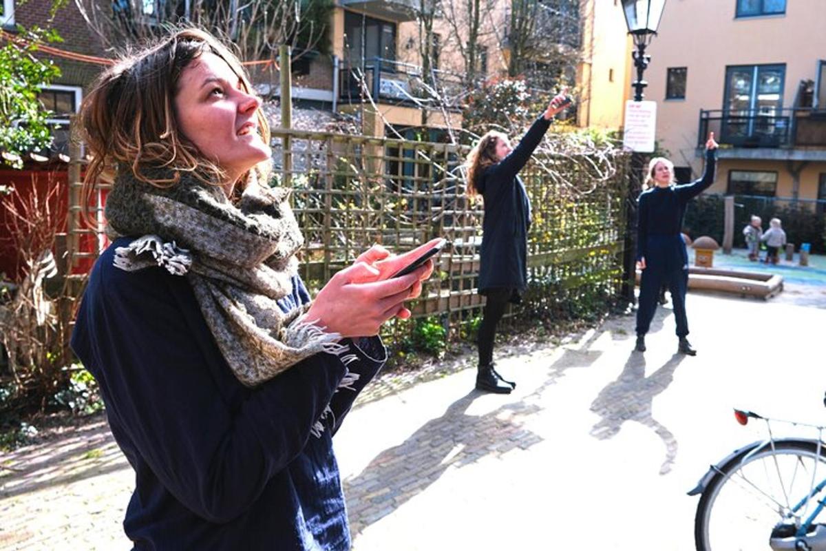 un gruppo di persone in piedi accanto a una recinzione