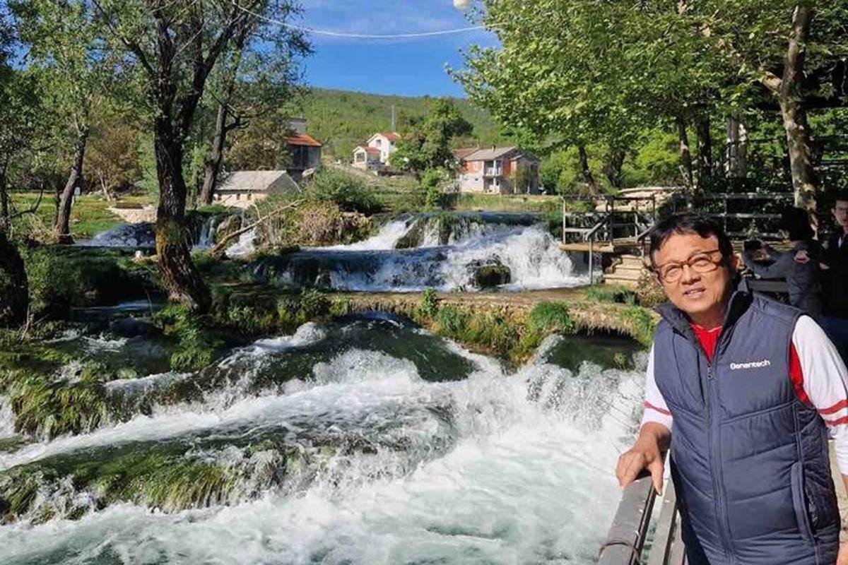 un home està dret davant d'una cascada