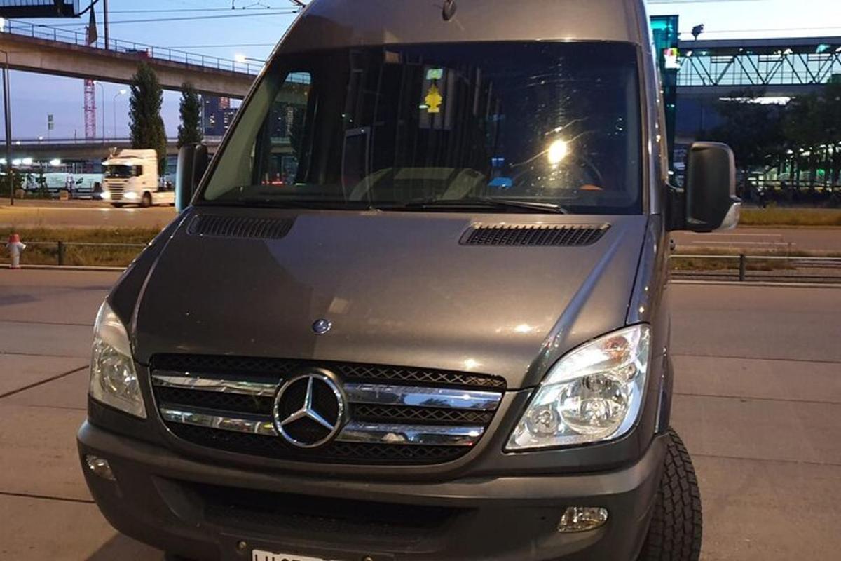 nákladní vůz Mercedes Benz zaparkovaný na parkovišti