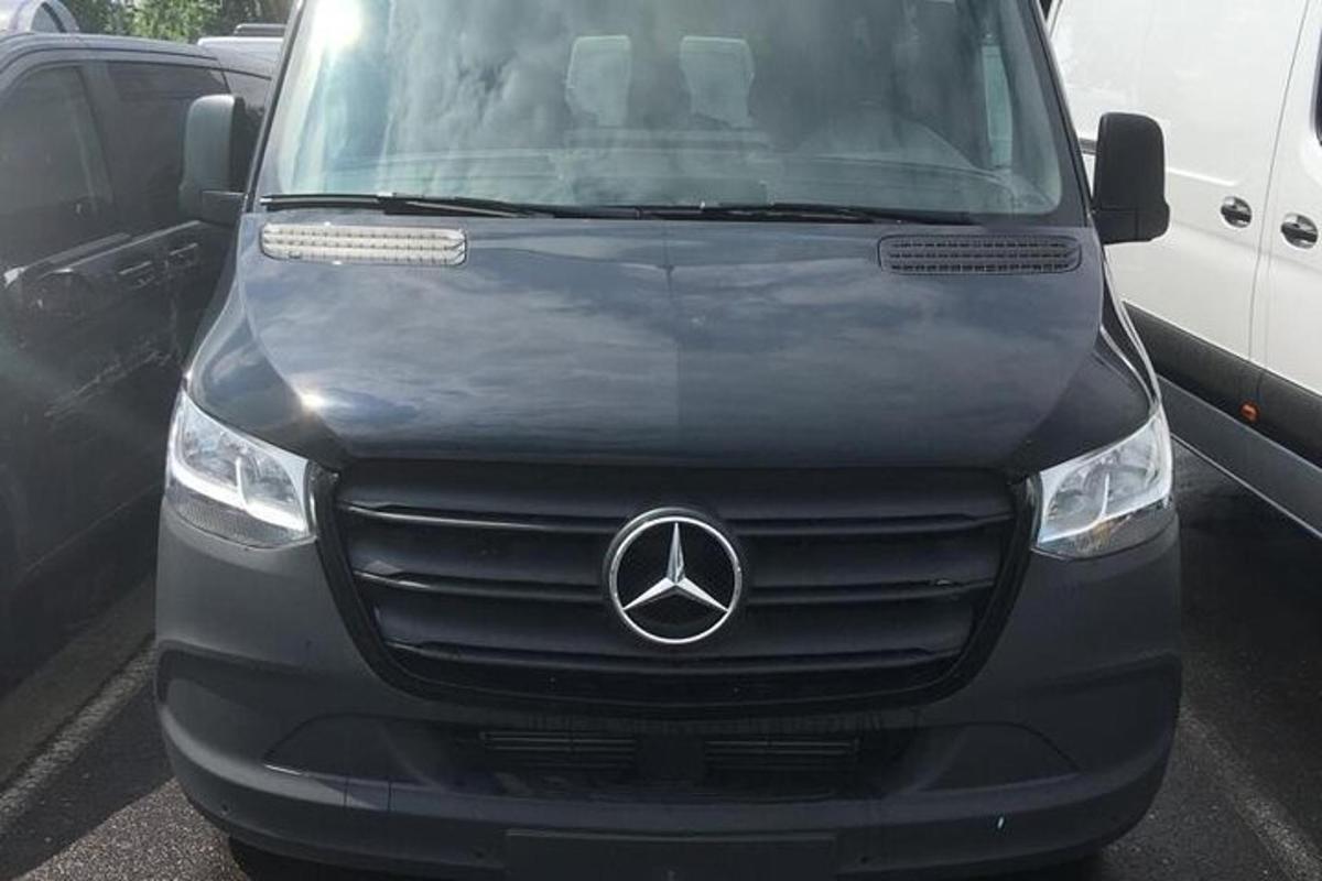 kombi mercedes benz parkiran na parkirišču