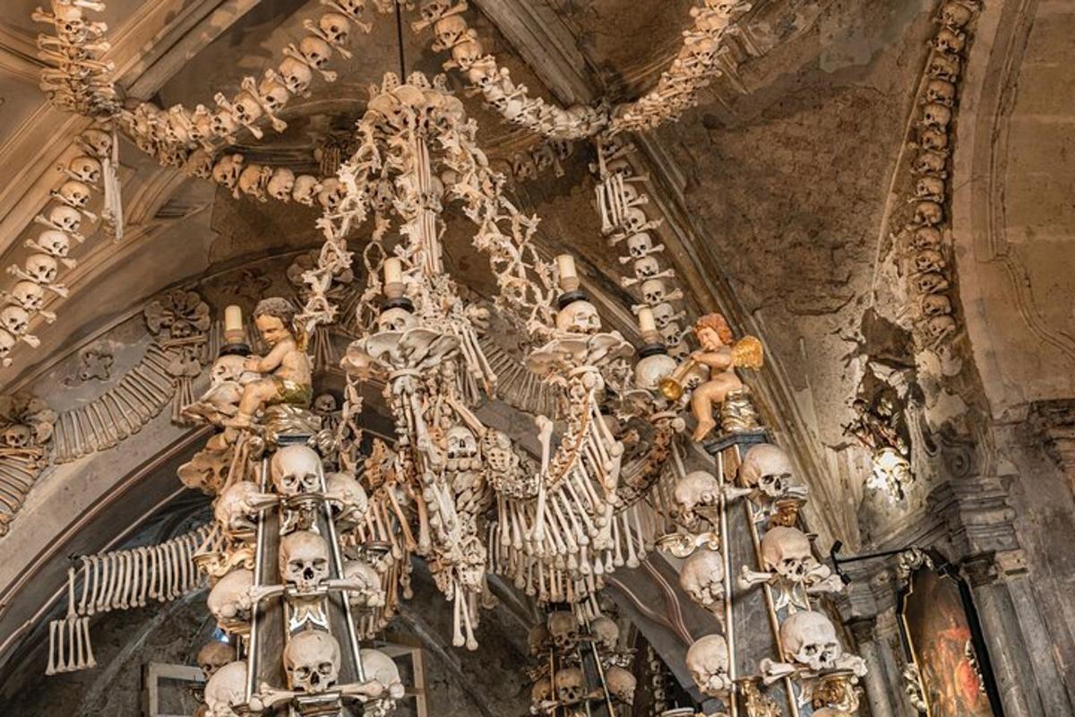 laest rippuvate koljude ja skelettidega lühter