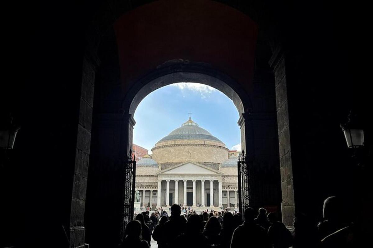 ένα πλήθος ανθρώπων που στέκονται μπροστά σε ένα κτίριο