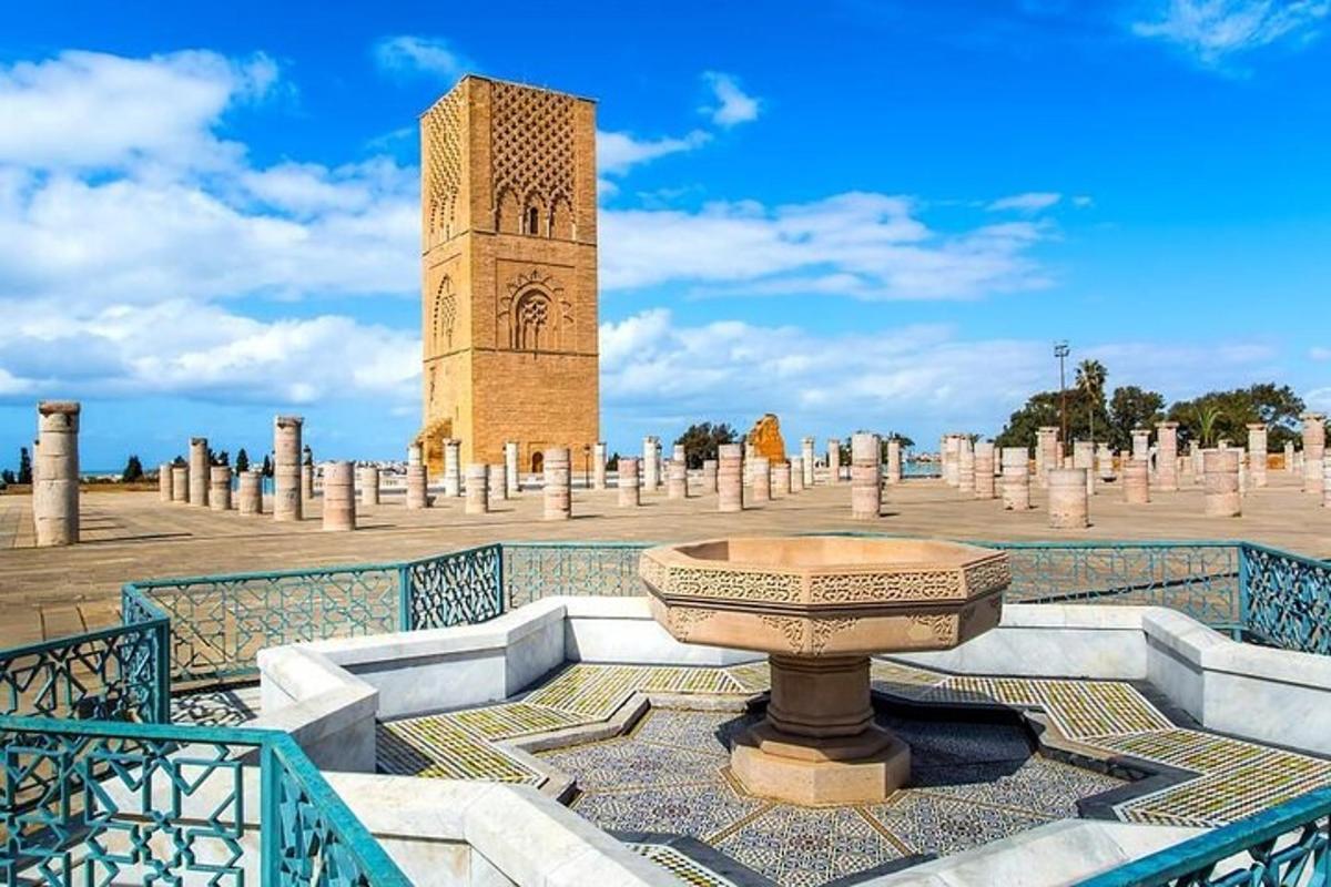Un monumento con una torre de reloj en un cementerio