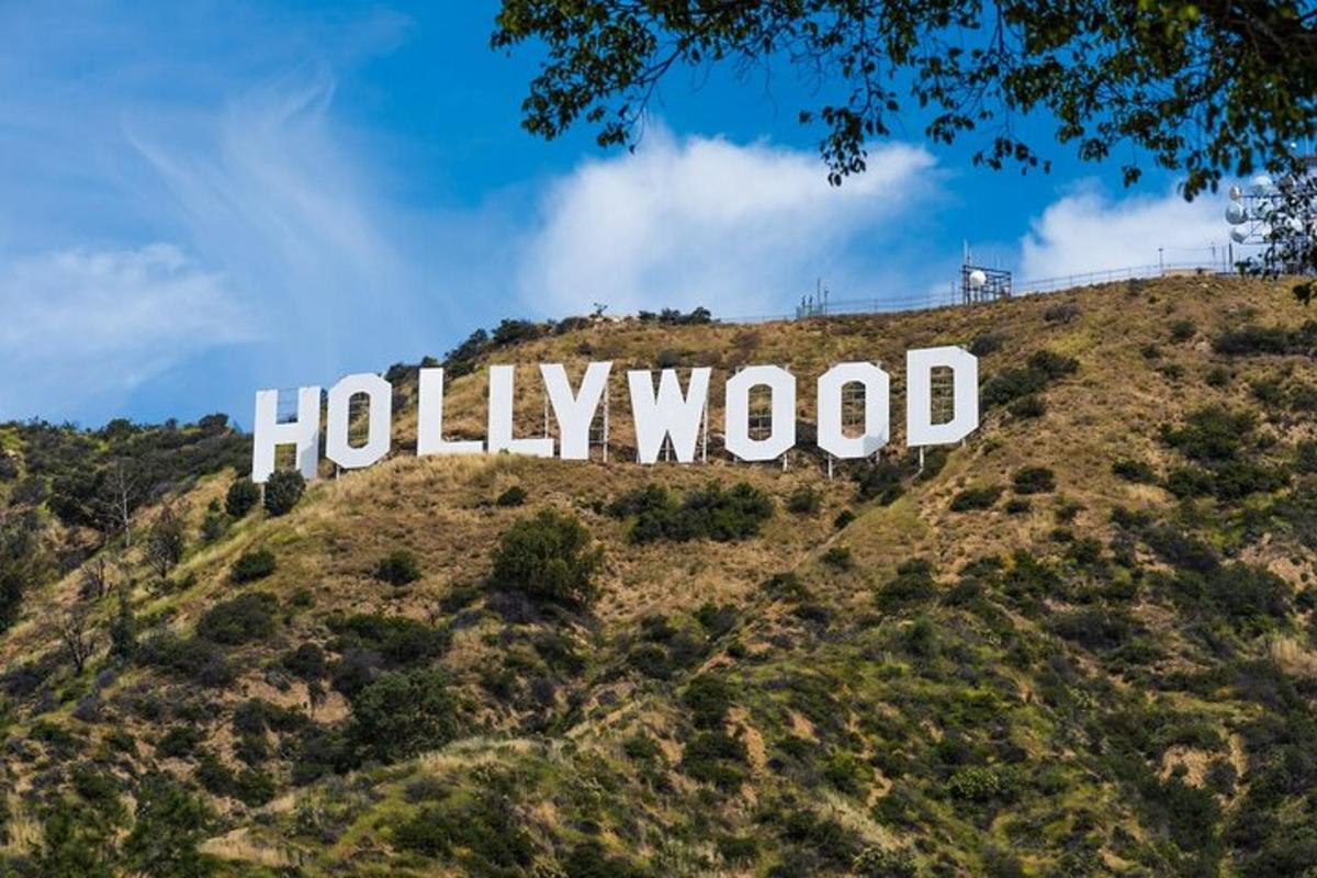 Hollywood-kyltti kukkulan laella