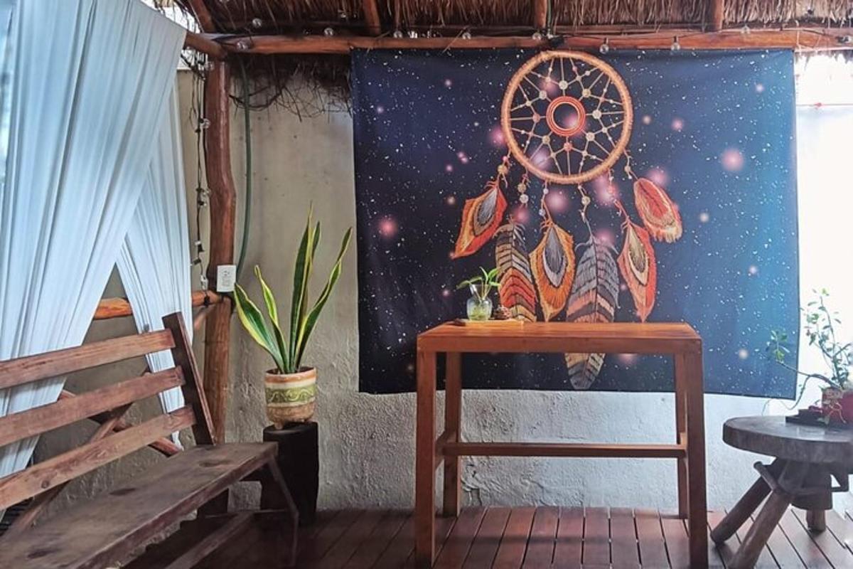 uma parede com uma pintura de um relógio