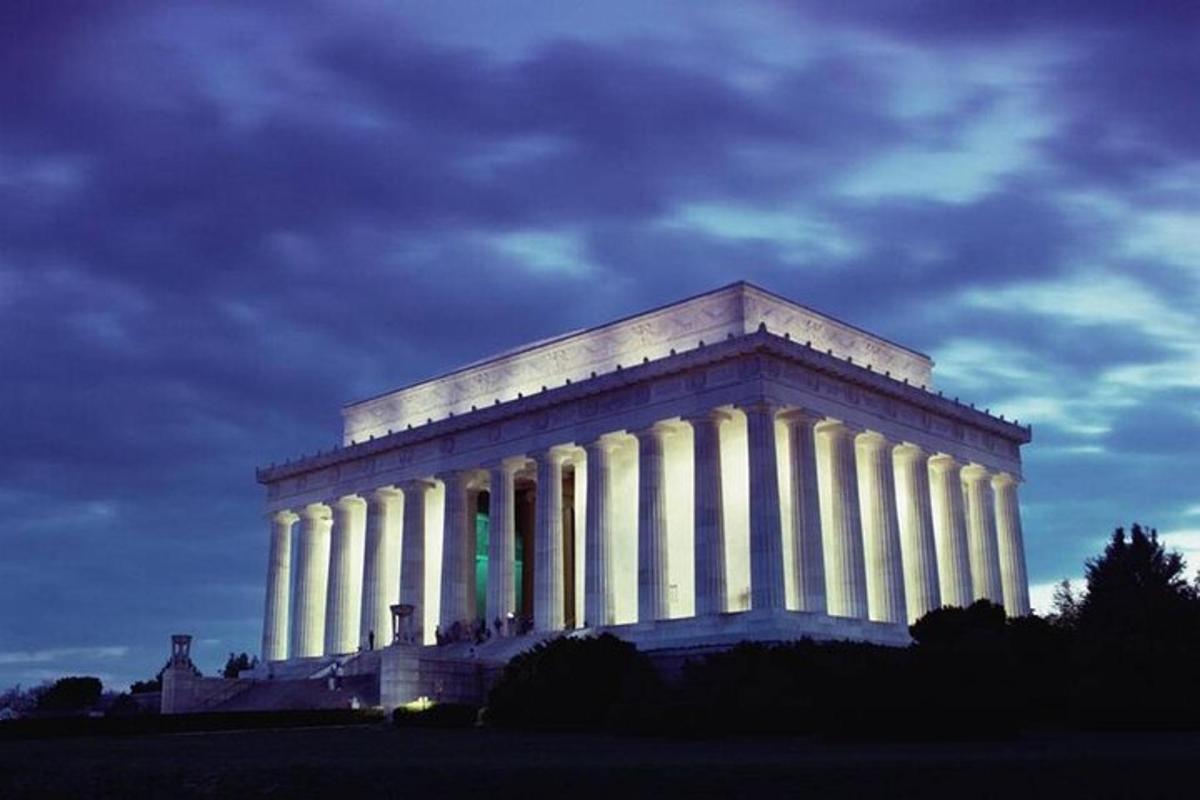 um grande edifício branco com colunas à noite