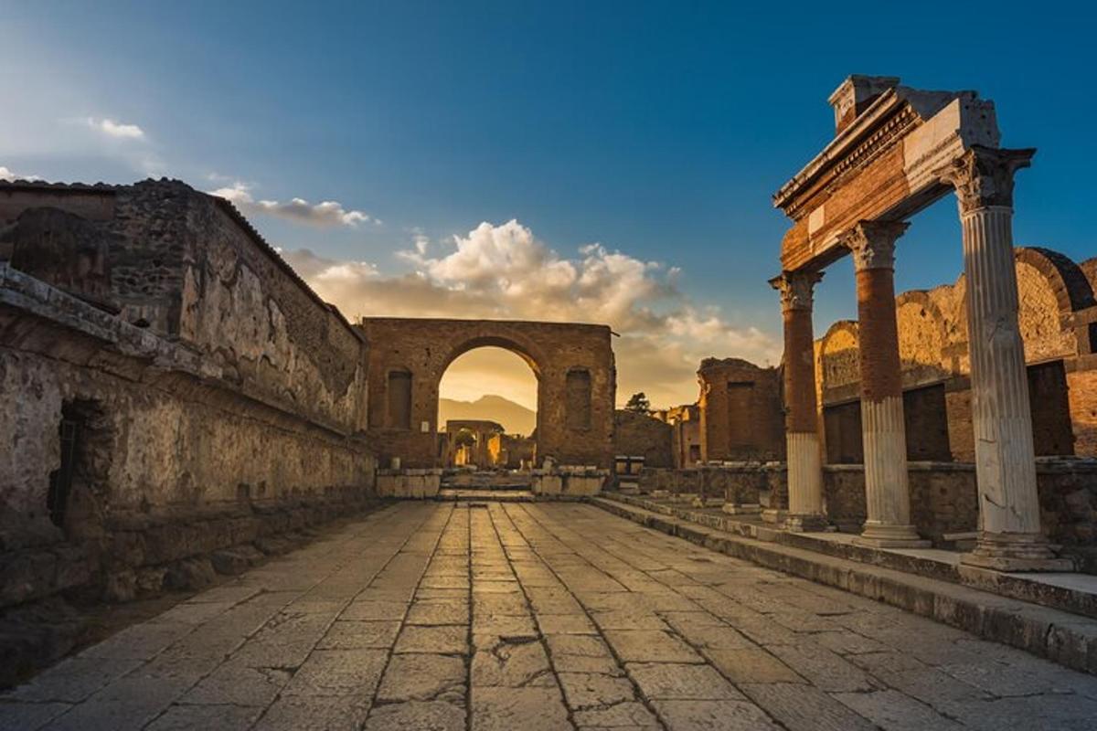 antiche rovine di un edificio con un arco e una strada