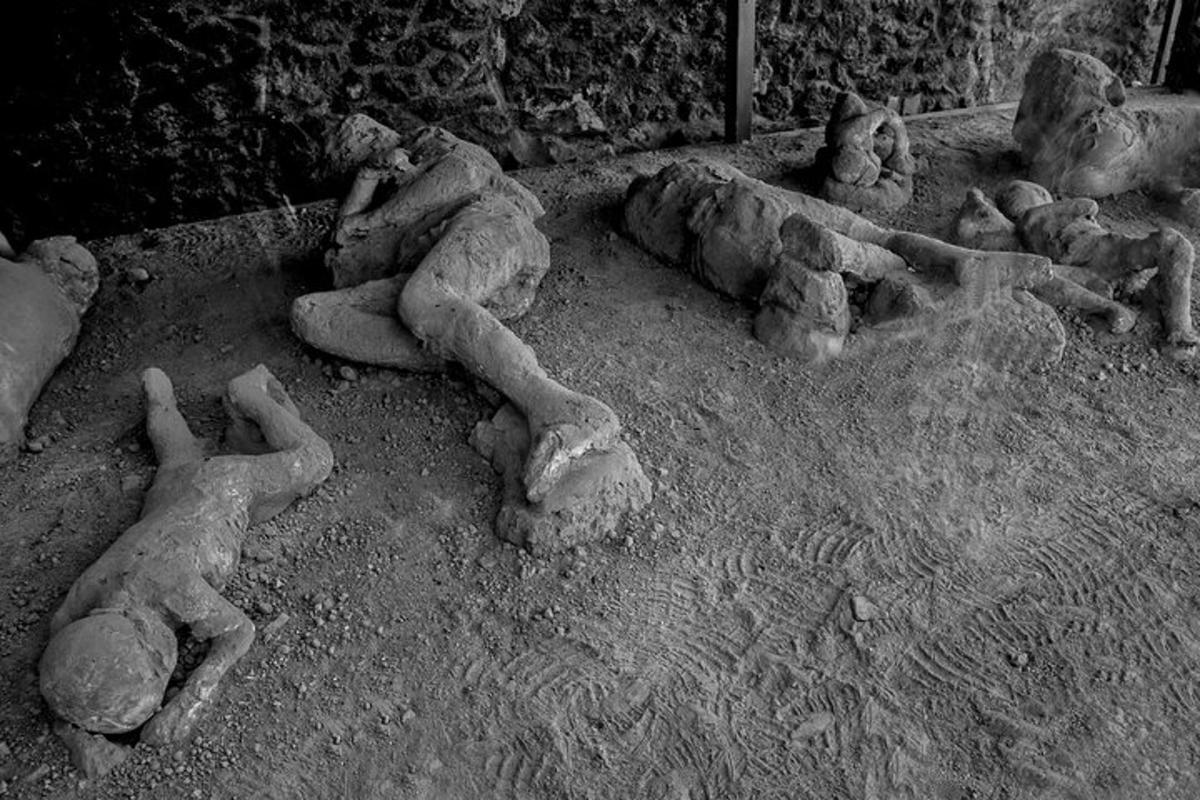 una scultura di sabbia raffigurante persone sdraiate a terra