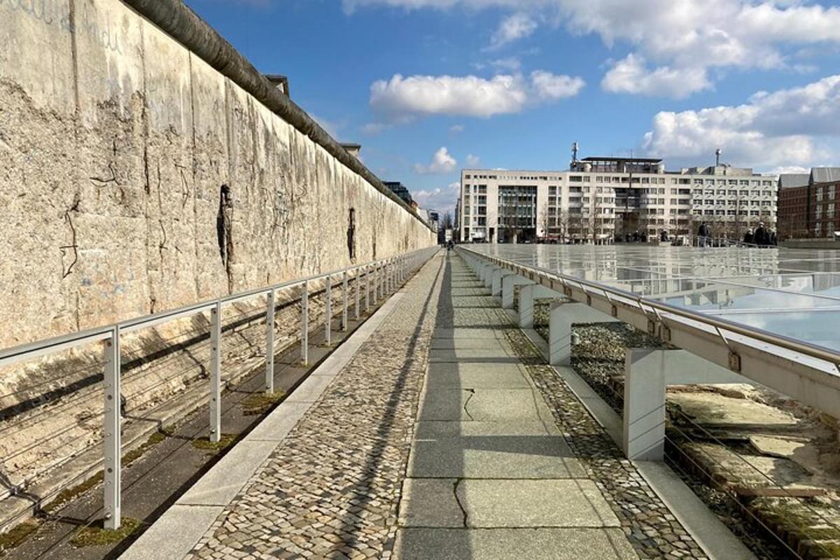 dlouhá chodba vedle velké zdi