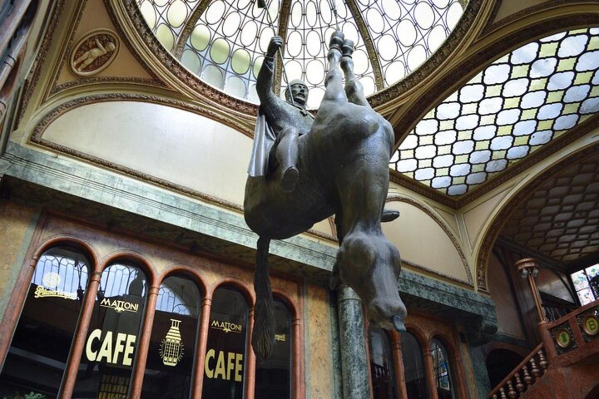 o statuie a unei persoane atârnată de tavan
