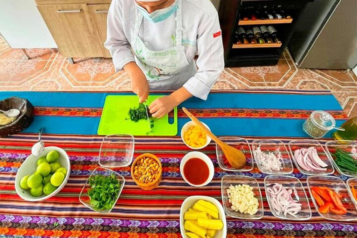 een vrouw die eten klaarmaakt op een tafel met groenten