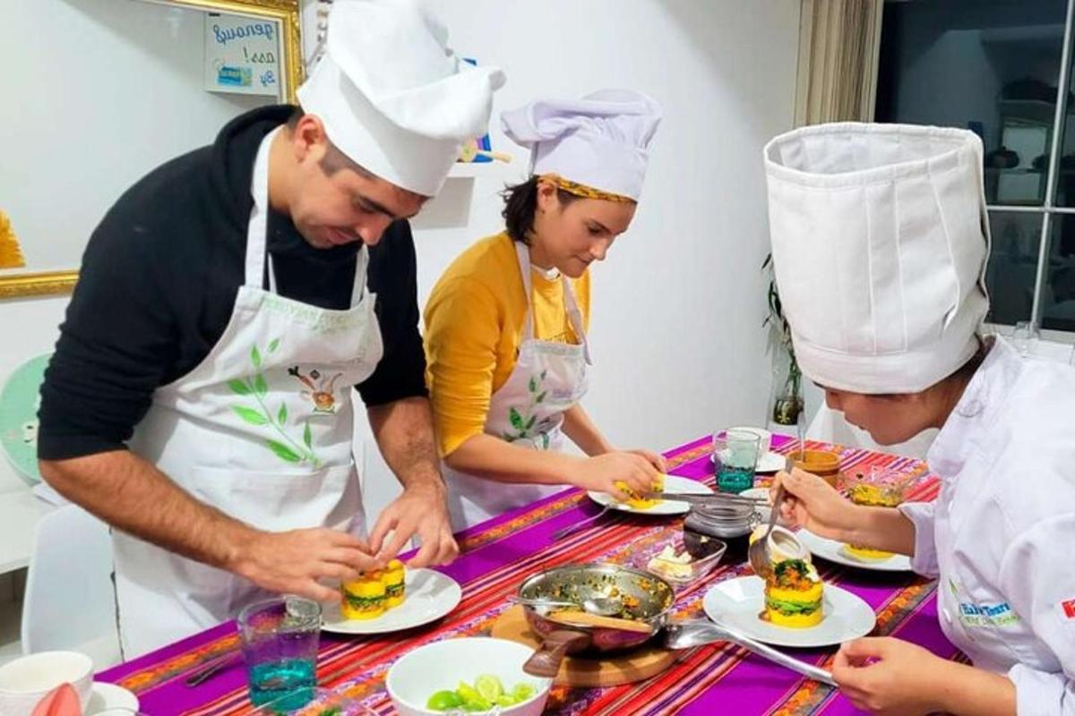 een groep mensen in een keuken die eten bereidt
