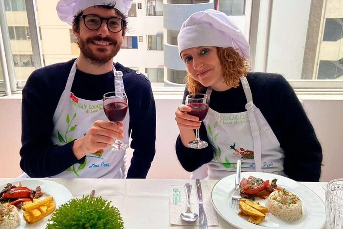 un uomo e una donna che tengono in mano dei bicchieri di vino