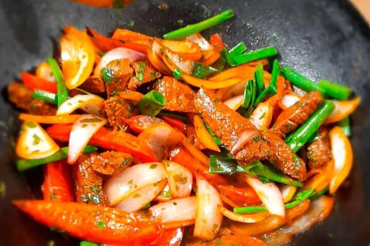 una frittura di verdure in un wok
