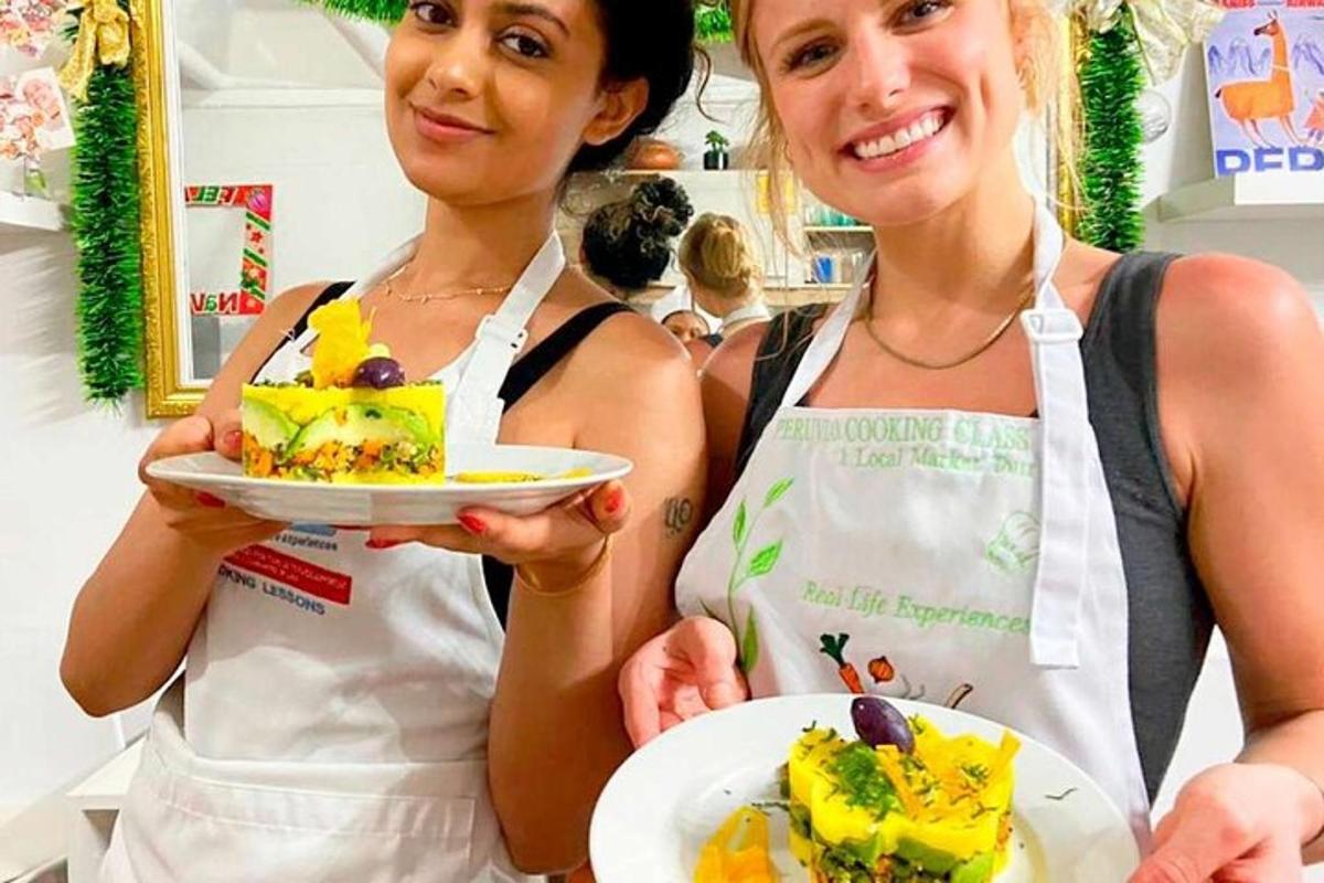 due donne che tengono piatti di cibo in un negozio