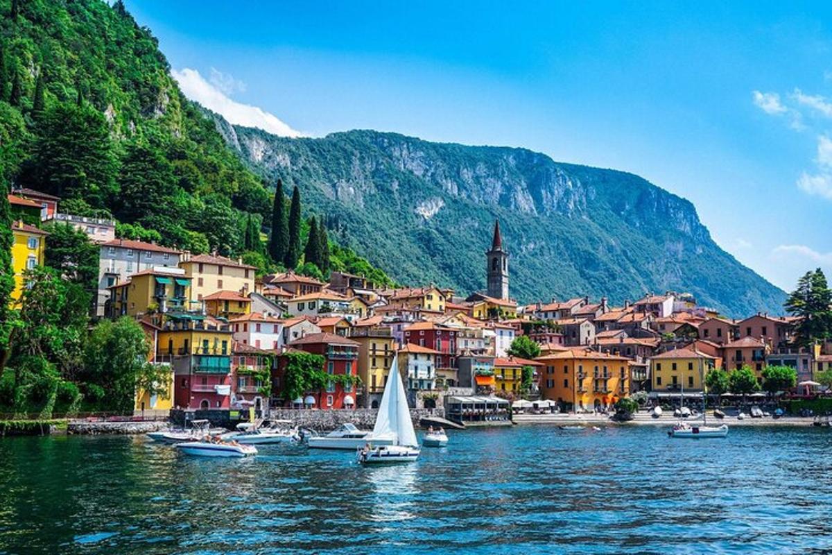 una piccola barca a vela nell'acqua di fronte a una città