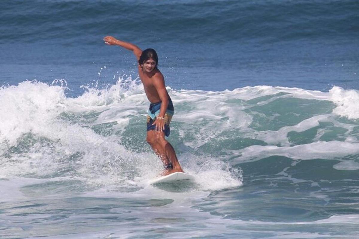 un uomo che cavalca un'onda su una tavola da surf nell'oceano