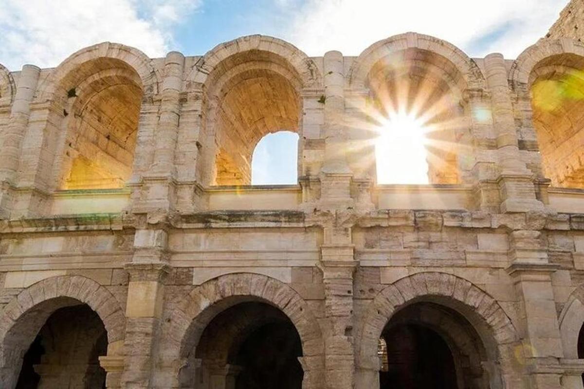 ένα κτίριο με καμάρες και τον ήλιο στον ουρανό