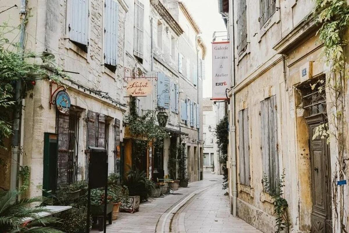 ένα άδειο σοκάκι με κτίρια και φυτά σε έναν δρόμο
