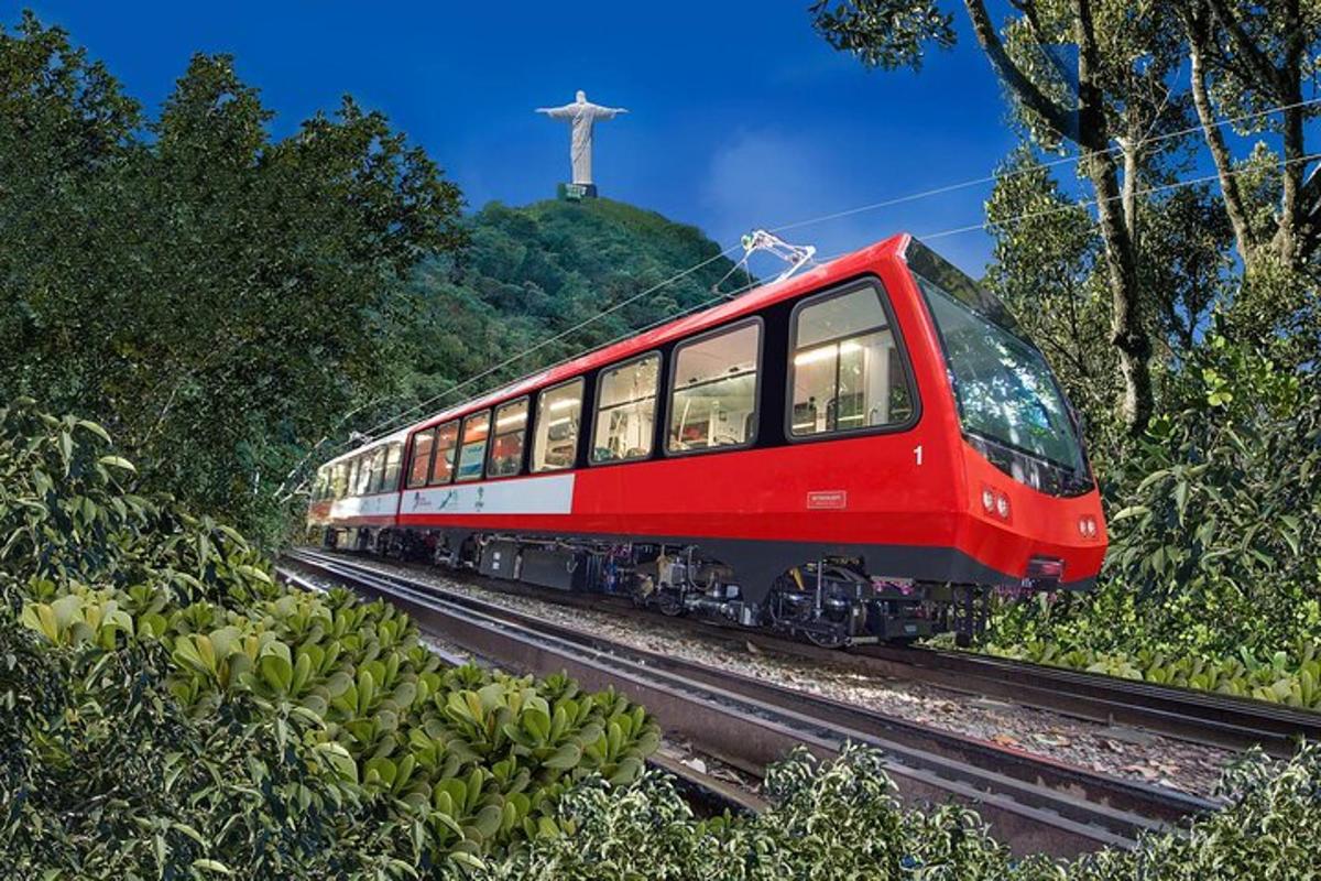 Un tren rojo en las vías con un Cristo Redentor al fondo