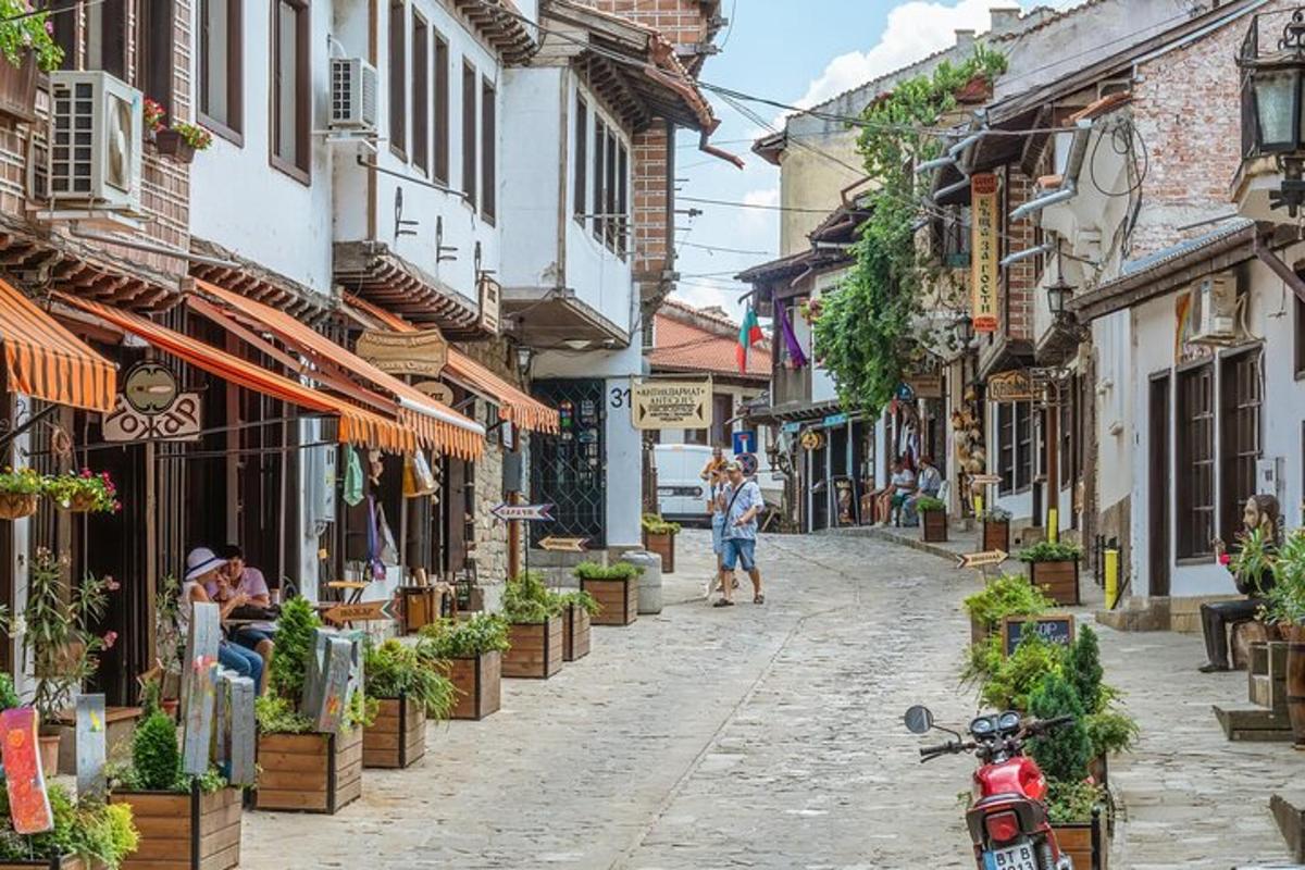 un carrer d'un poble antic amb un home caminant per un carrer